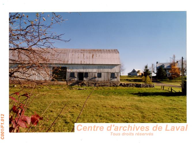 Ferme situe au 574 et 576, boulevard des Mille-les dans l'arondissement d'Auteuil.