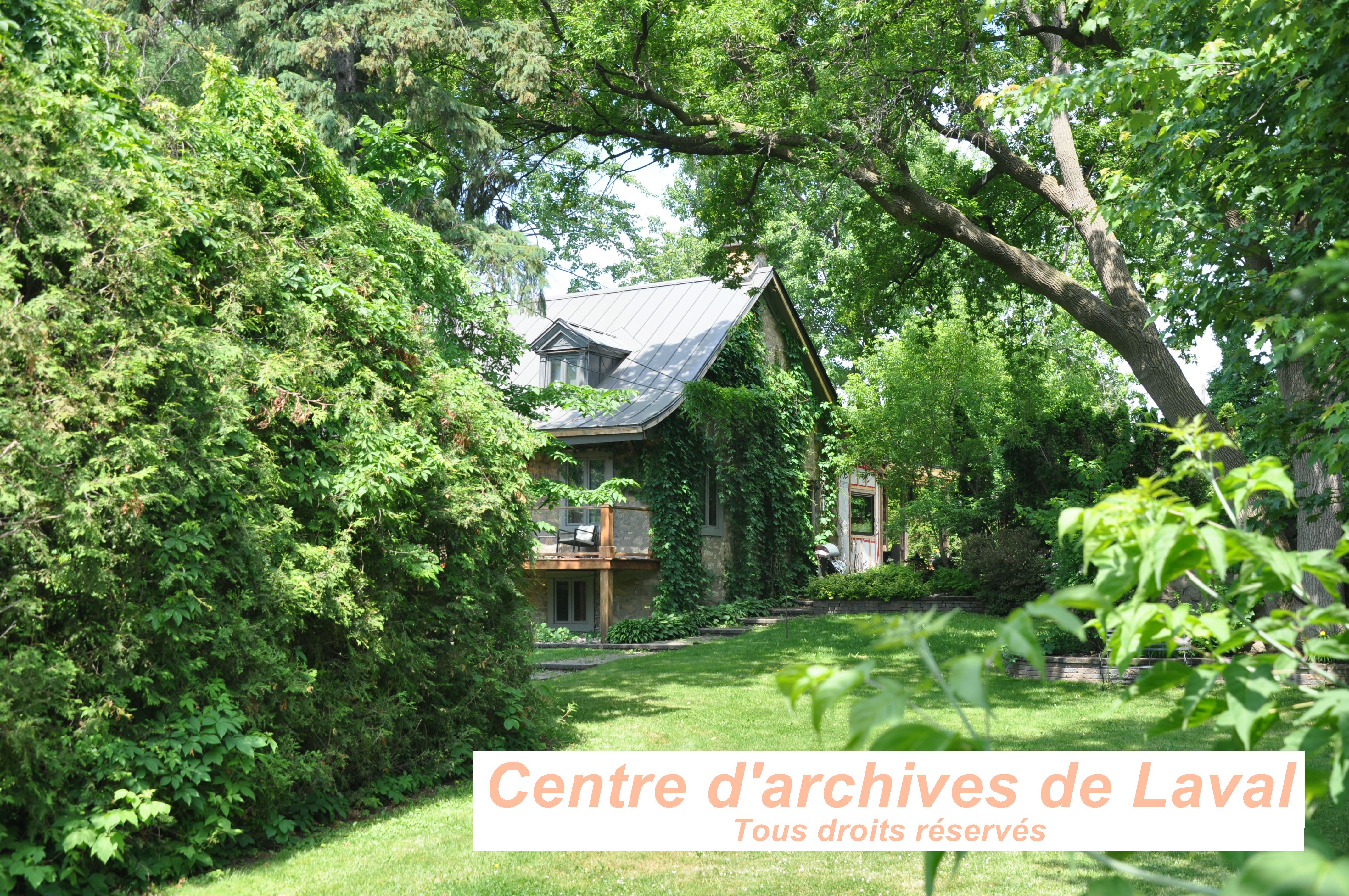 Photo d'une portion de la maison Rosepierre cache derrire la verdure. Photo prise lors d'une visite guide, offerte aux employs et bnvoles du CAL et de la SHGIJ. Le tour tait anim par Franois Pilon le 6 juin 2024.