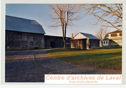 Ferme situe au 2985, avenue des Perron, Auteuil.