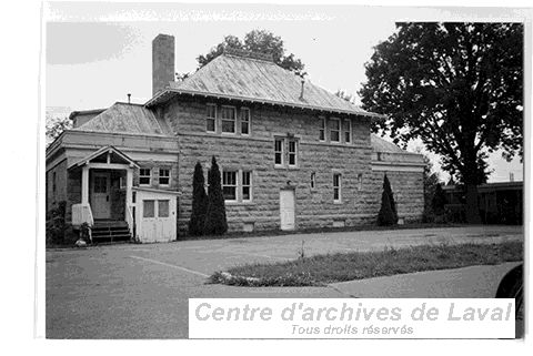 Maison situe au 127, boulevard des Prairies, Laval-des-Rapides.