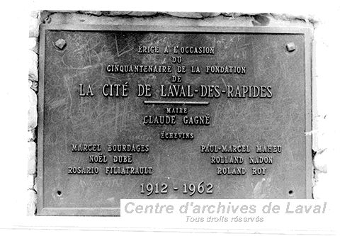 Plaque commmorant le cinquetenaire de la Cit de Laval-des-Rapides.