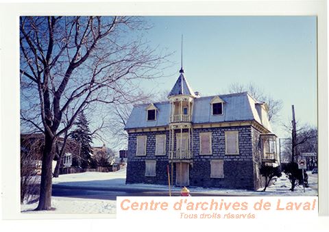 Maison situe au 4040, boulevard Saint-Martin Ouest, Chomedey.