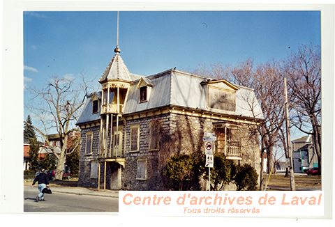 Maison situe au 4040, boulevard Saint-Martin Ouest, Chomedey.