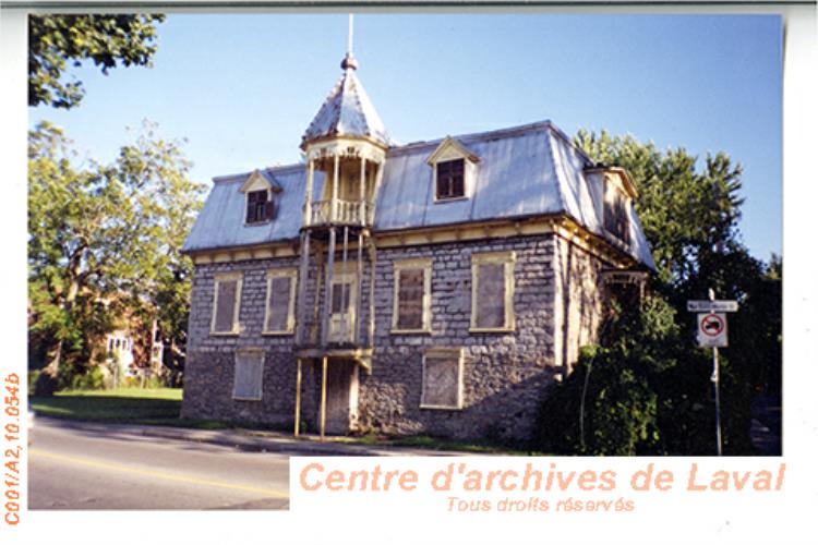 Maison Papineau-Clroux, situe au 4040, boulevard Saint-Martin, Chomedey.