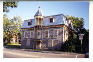 Maison Papineau-Cléroux, située au 4040, boulevard Saint-Martin, Chomedey.