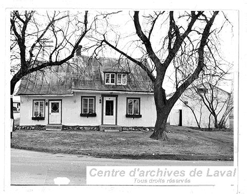 Maison Champagne situe au 89 rue Principale, Sainte-Dorothe