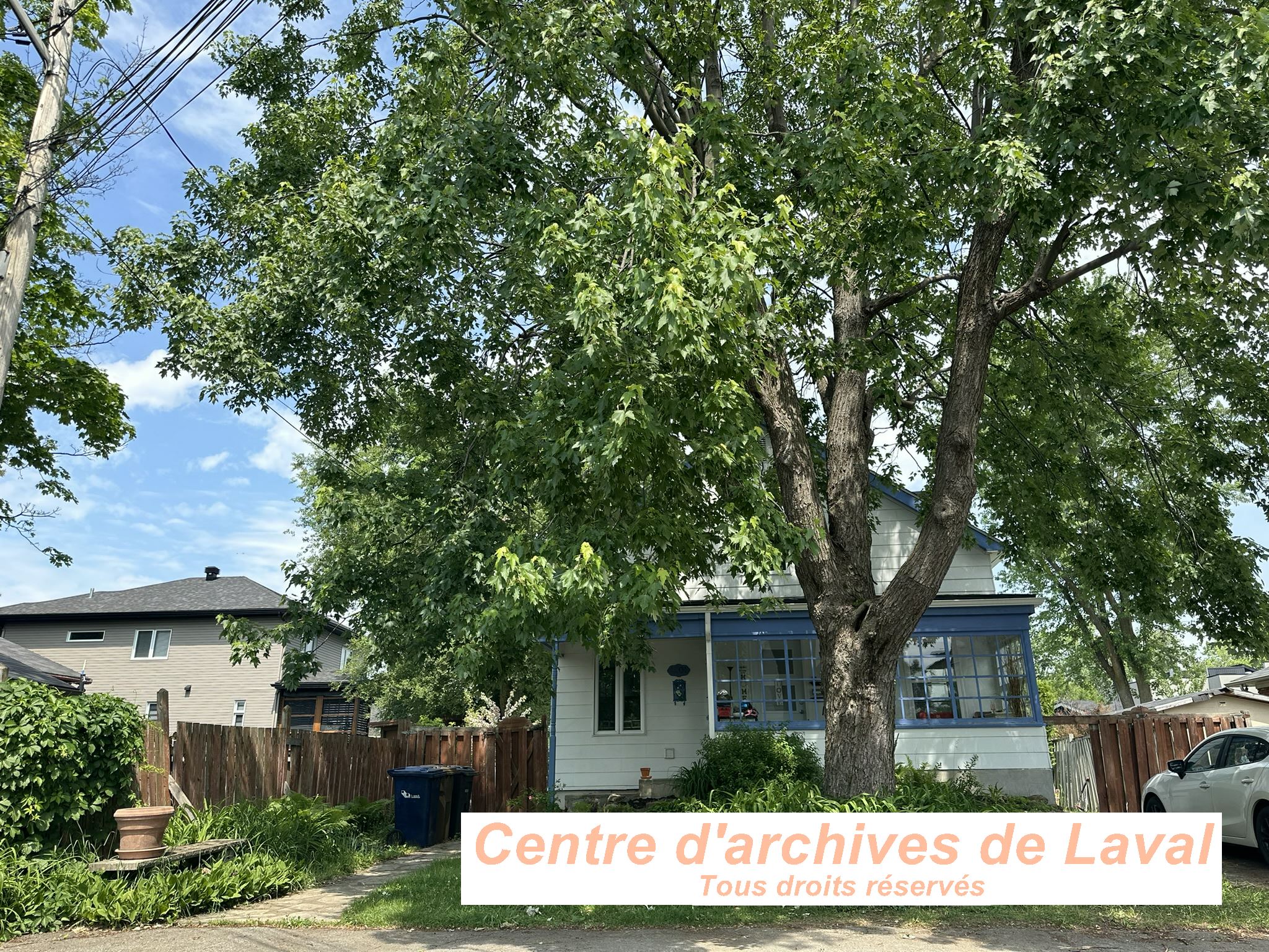 Maison situe au 4201 50e rue. Il s'agirait d'un chalet converti en maison unifamiliale. Photo prise lors d'une visite guide, offerte aux employs et bnvoles du CAL et de la SHGIJ. Le tour tait anim par Franois Pilon le 6 juin 2024.