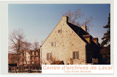 Maison Cazal situe au 4765 boulevard Gouin Est, Montral.