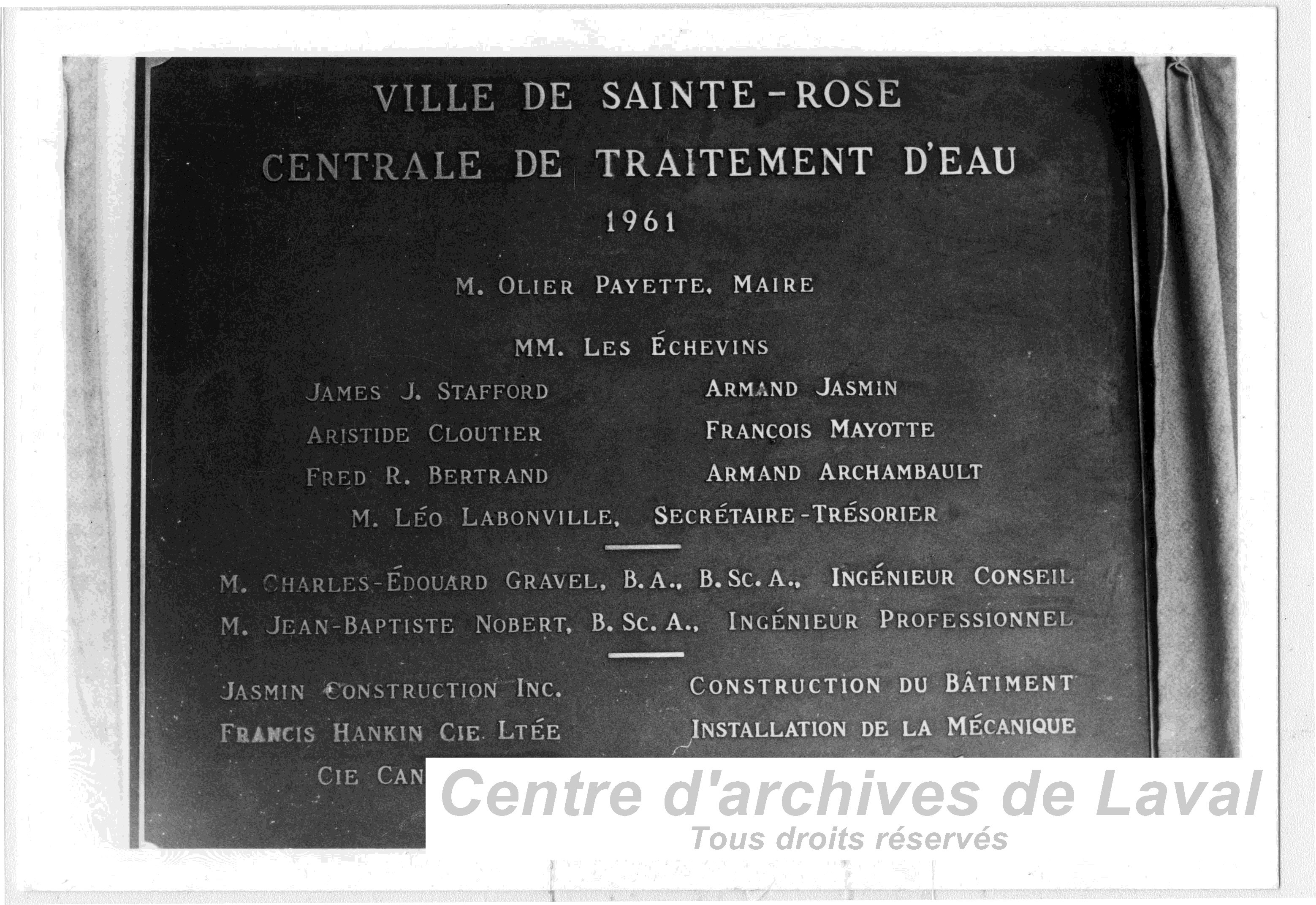 Plaque commmorant l'inauguration de la centrale de traitement d'eau de Sainte-Rose en 1961.