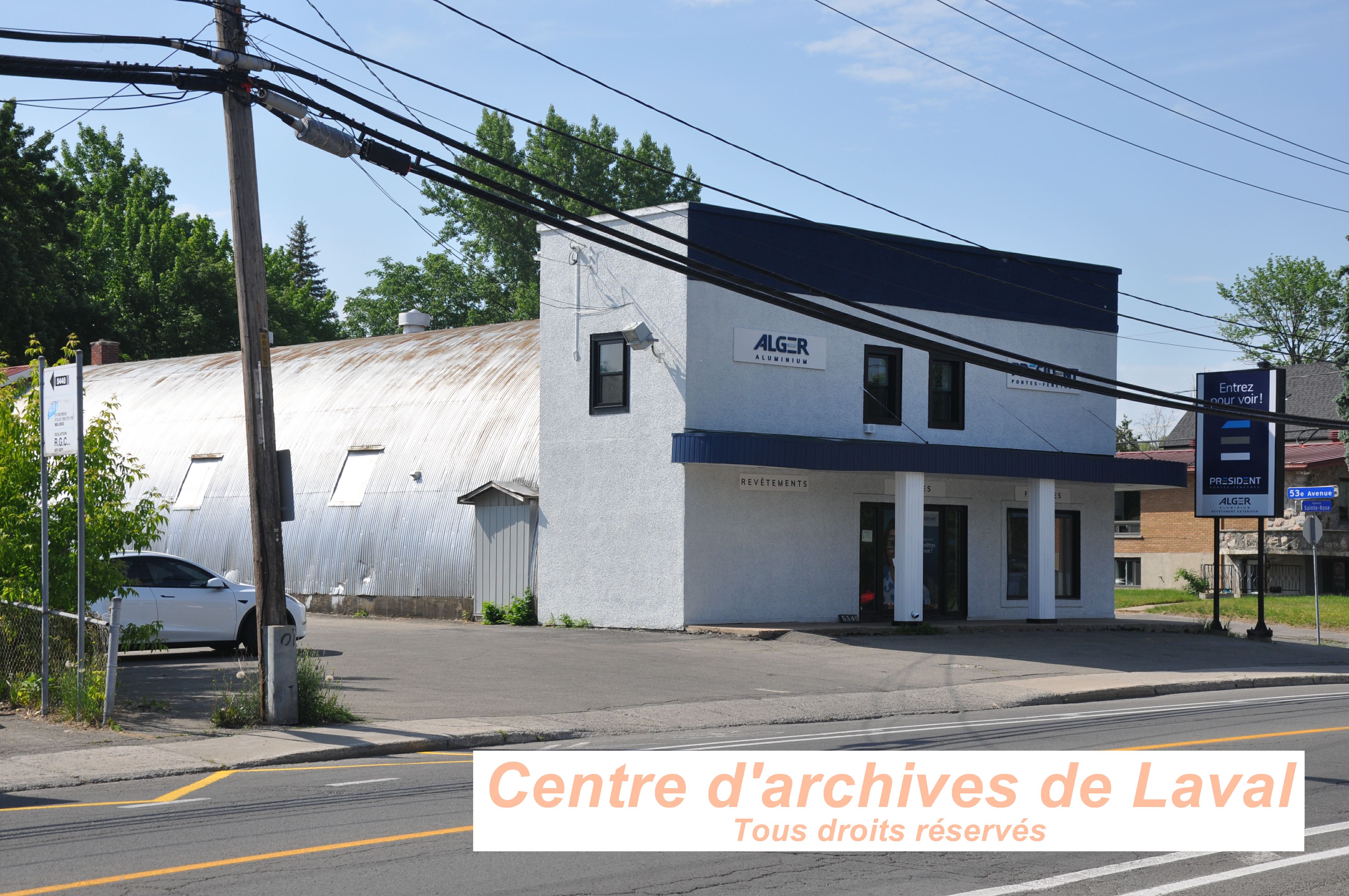 Photo du btiment Alger Aluminerie situ au 5340 boulevard Ste-Rose. Le btiment ft jadis pour le Cinma Garden. Photo prise lors d'une visite guide, offerte aux employs et bnvoles du CAL et de la SHGIJ. Le tour tait anim par Franois Pilon le 6 juin 2024