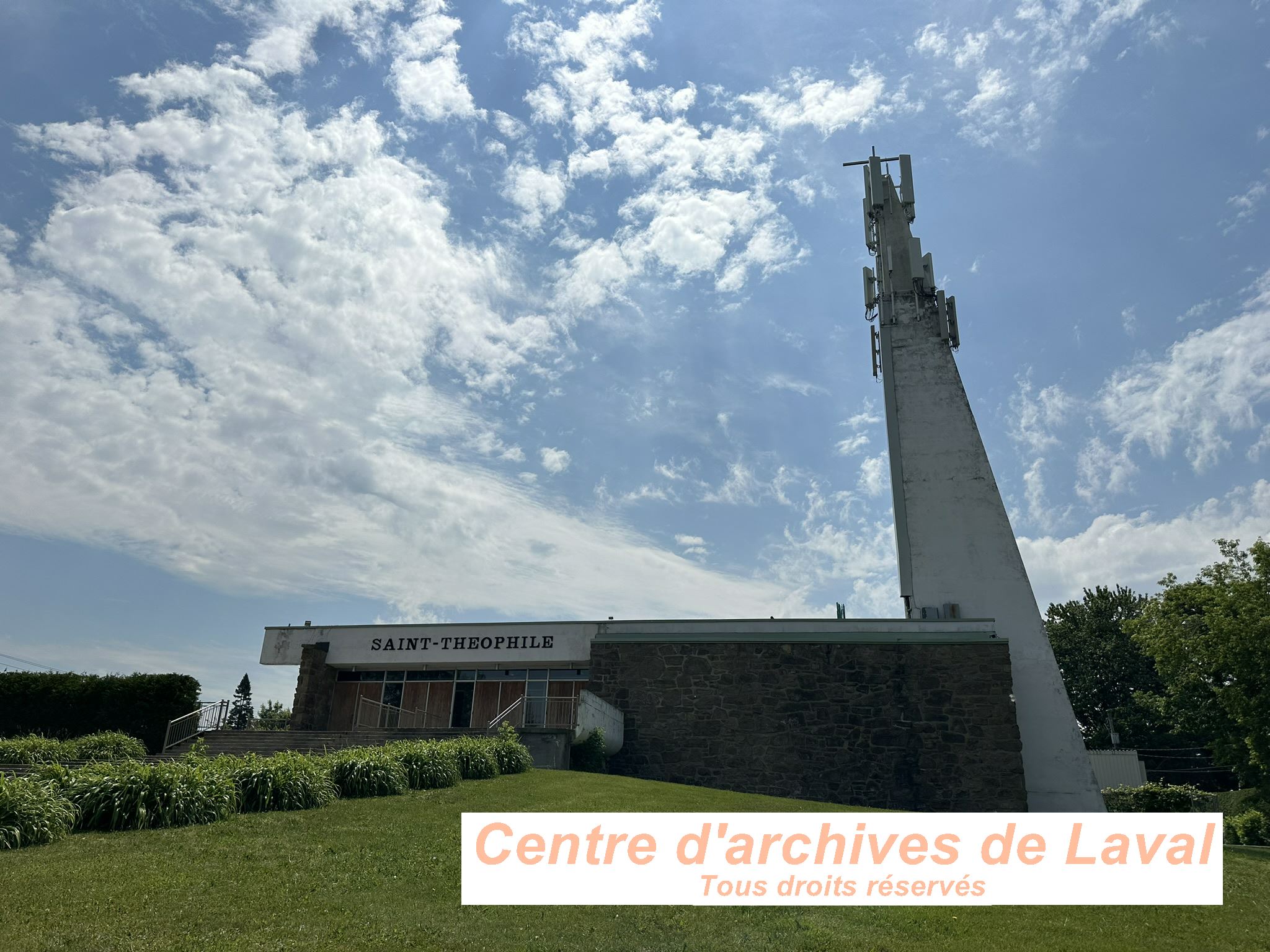 Photo de la faade et du clocher de l'glise. Photo prise lors d'une visite guide, offerte aux employs et bnvoles du CAL et de la SHGIJ. Le tour tait anim par Franois Pilon le 6 juin 2024.