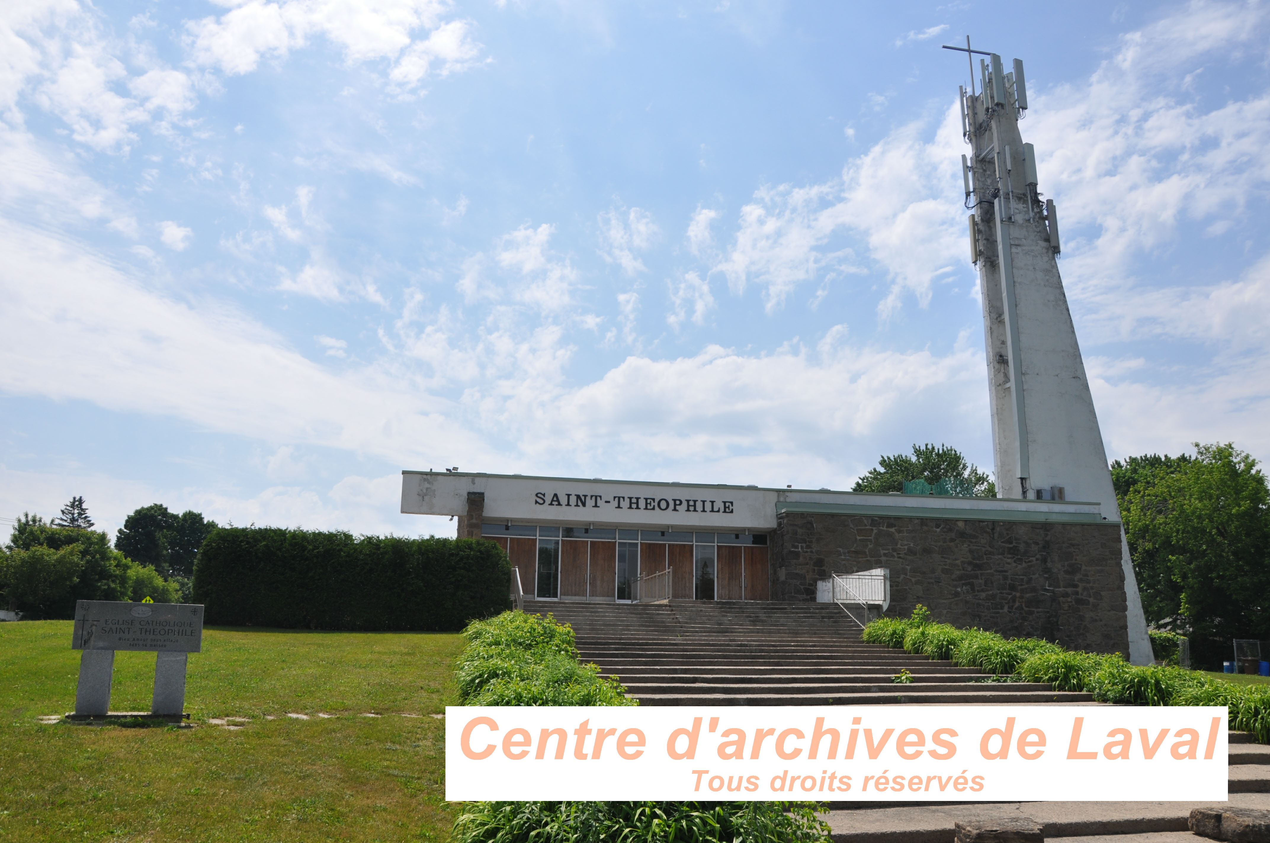 Photo de la faade et du clocher de l'glise incluant l'enseigne de pierre grav. Photo prise lors d'une visite guide, offerte aux employs et bnvoles du CAL et de la SHGIJ. Le tour tait anim par Franois Pilon le 6 juin 2024.