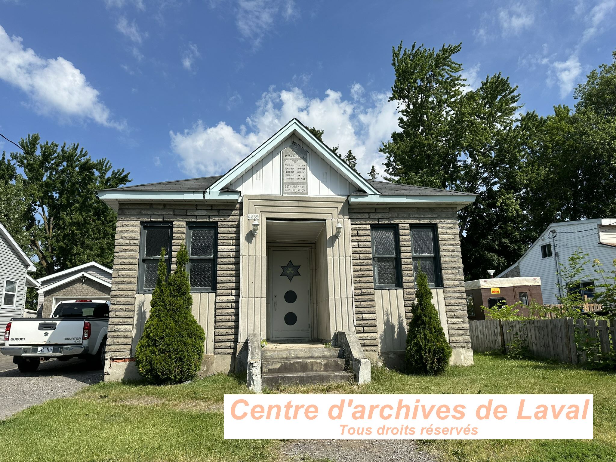 Photo de face de la synagogue Beth Abraham congregation construite en 1948 situe au 4635 18e rue, Laval. Le btiment est utilis comme chalet ou maison. Photo prise lors d'une visite guide, offerte aux employs et bnvoles du CAL et de la SHGIJ. Le tour tait anim par Franois Pilon le 6 juin 2024.