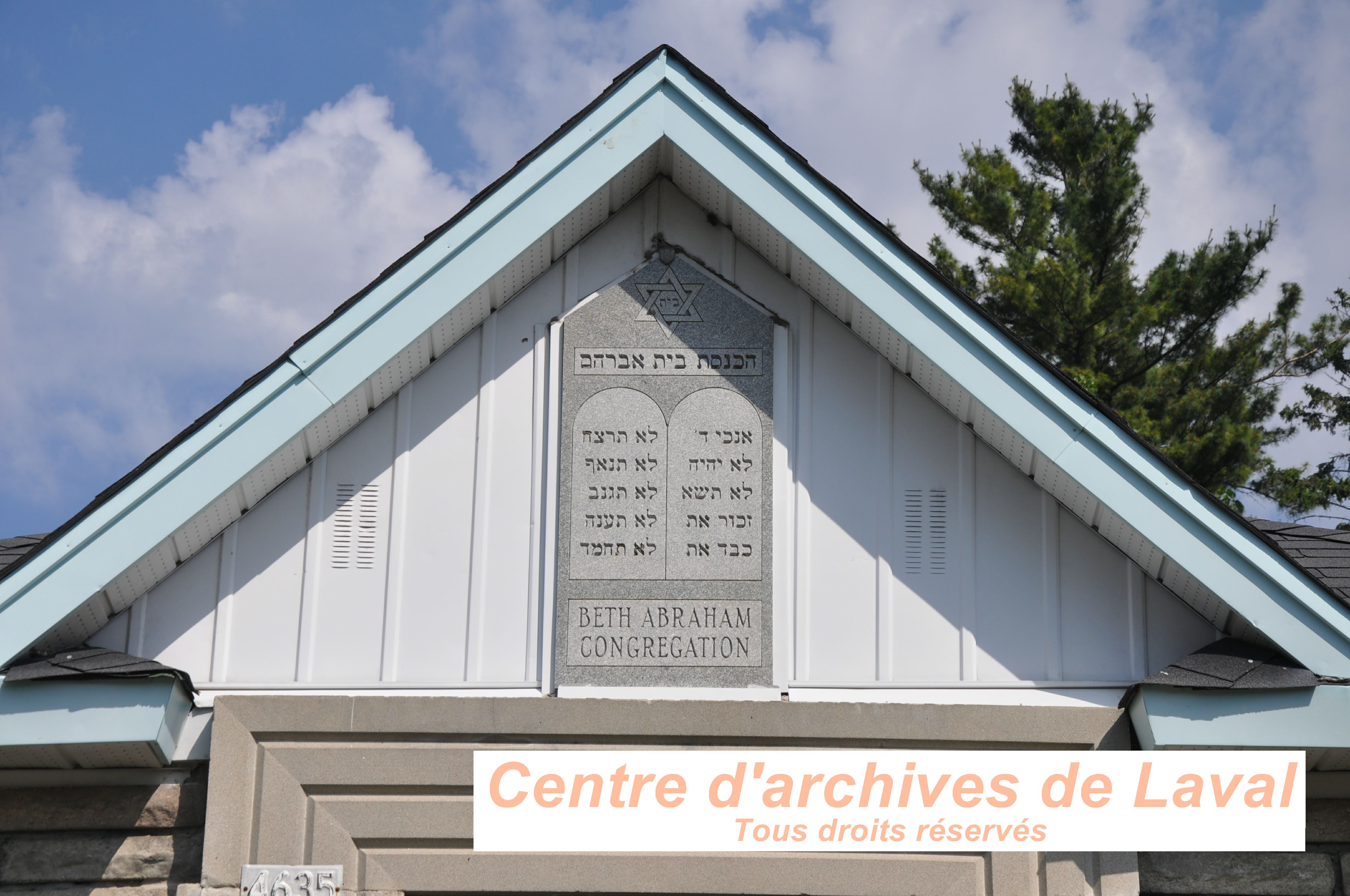 Photo de face de la synagogue Beth Abraham congregation construite en 1948 situe au 4635 18e rue, Laval. Le btiment est utilis comme chalet ou maison. Photo prise lors d'une visite guide, offerte aux employs et bnvoles du CAL et de la SHGIJ. Le tour tait anim par Franois Pilon le 6 juin 2024.