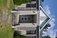Photo de face de la synagogue Beth Abraham congregation construite en 1948 situe au 4635 18e rue, Laval. Le btiment est utilis comme chalet ou maison. Photo prise lors d'une visite guide, offerte aux employs et bnvoles du CAL et de la SHGIJ. Le tour tait anim par Franois Pilon le 6 juin 2024.