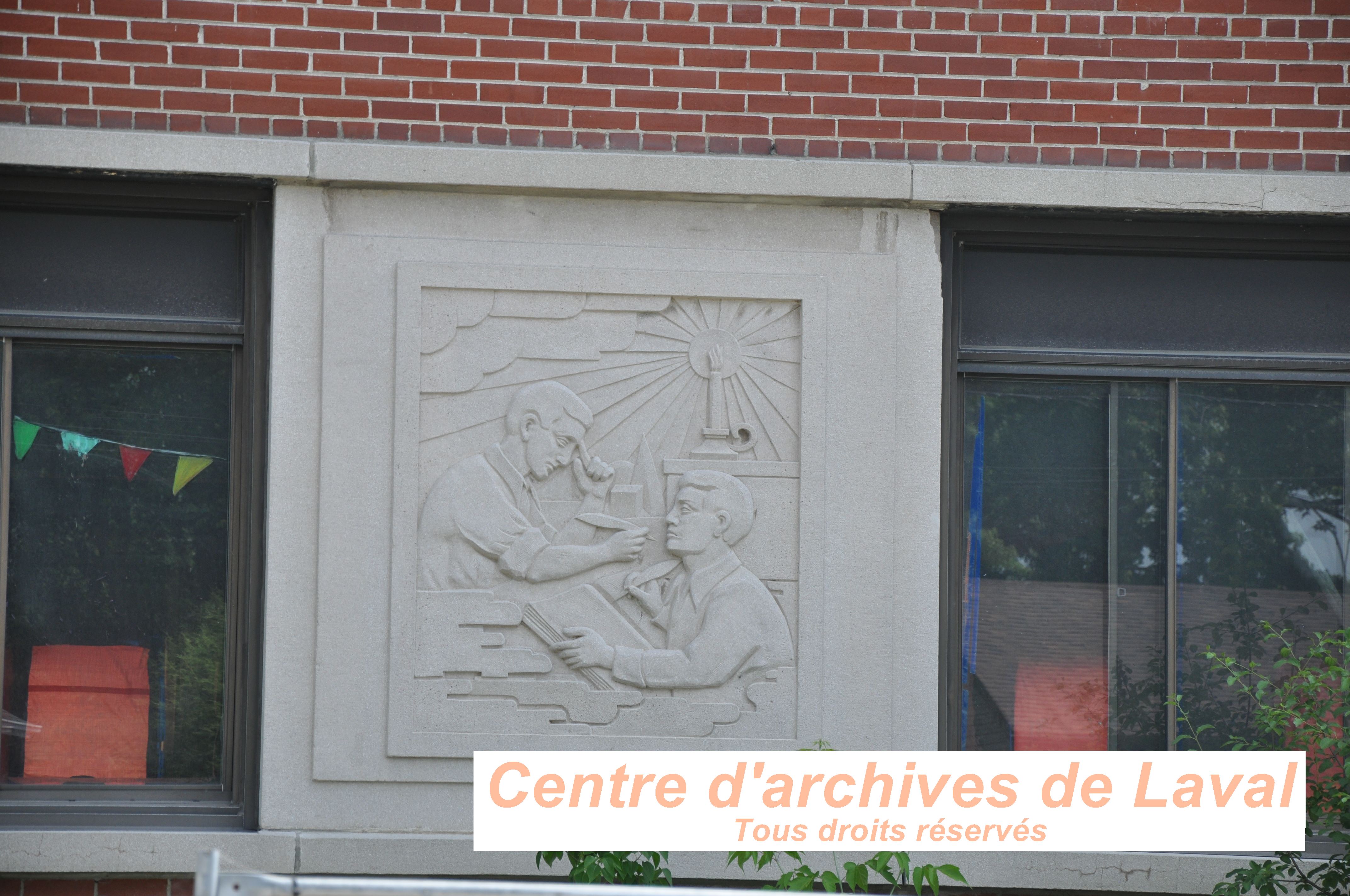 Bas-relief de l'cole primaire Raymond, Pavillon Nord, juste avant la dconstruction. Photo prise lors d'une visite guide, offerte aux employs et bnvoles du CAL et de la SHGIJ. Le tour tait anim par Franois Pilon le 6 juin 2024.