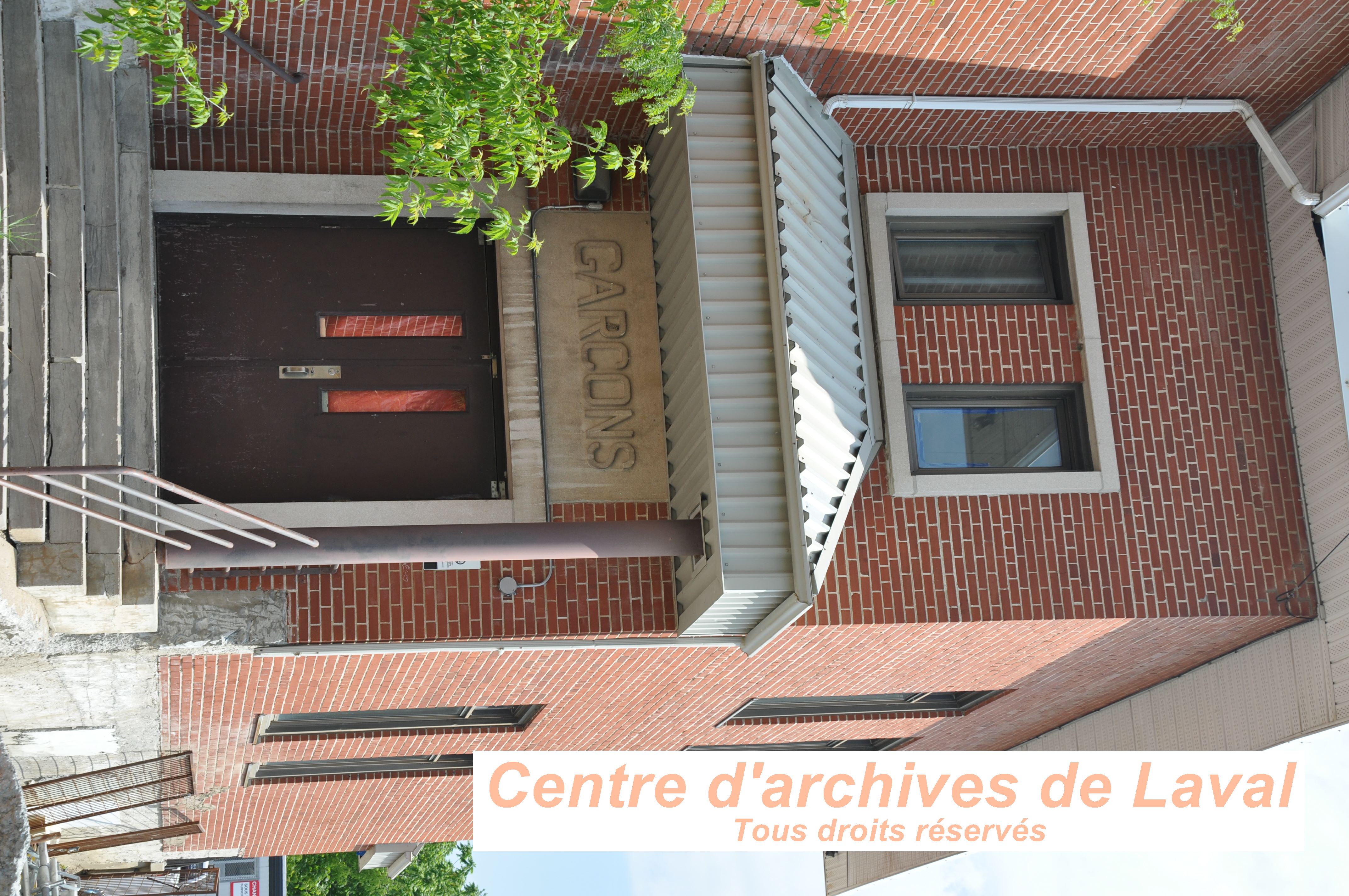 Bas-relief de l'entre Garon de l'cole primaire Raymond, Pavillon Nord, juste avant la dconstruction.  Photo prise lors d'une visite guide, offerte aux employs et bnvoles du CAL et de la SHGIJ. Le tour tait anim par Franois Pilon le 6 juin 2024.