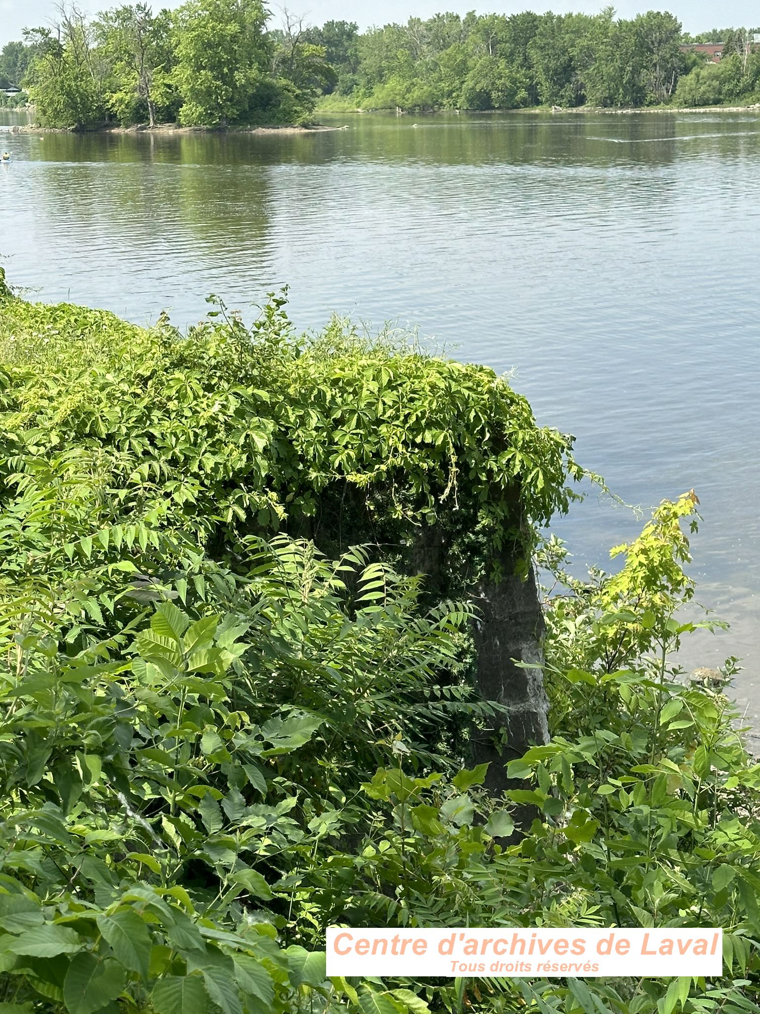 Photo de possible vestige du pont St-Eustache. Photo prise lors d'une visite guide, offerte aux employs et bnvoles du CAL et de la SHGIJ. Le tour tait anim par Franois Pilon le 6 juin 2024