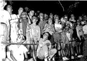 Spectateurs du feu d'artifice pour l'inauguration de la piscine St-Claude vers 1964