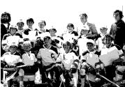 Marcel Bourdages en compagnie d'une équipe de jeunes joueurs de hockey et deux entraineurs