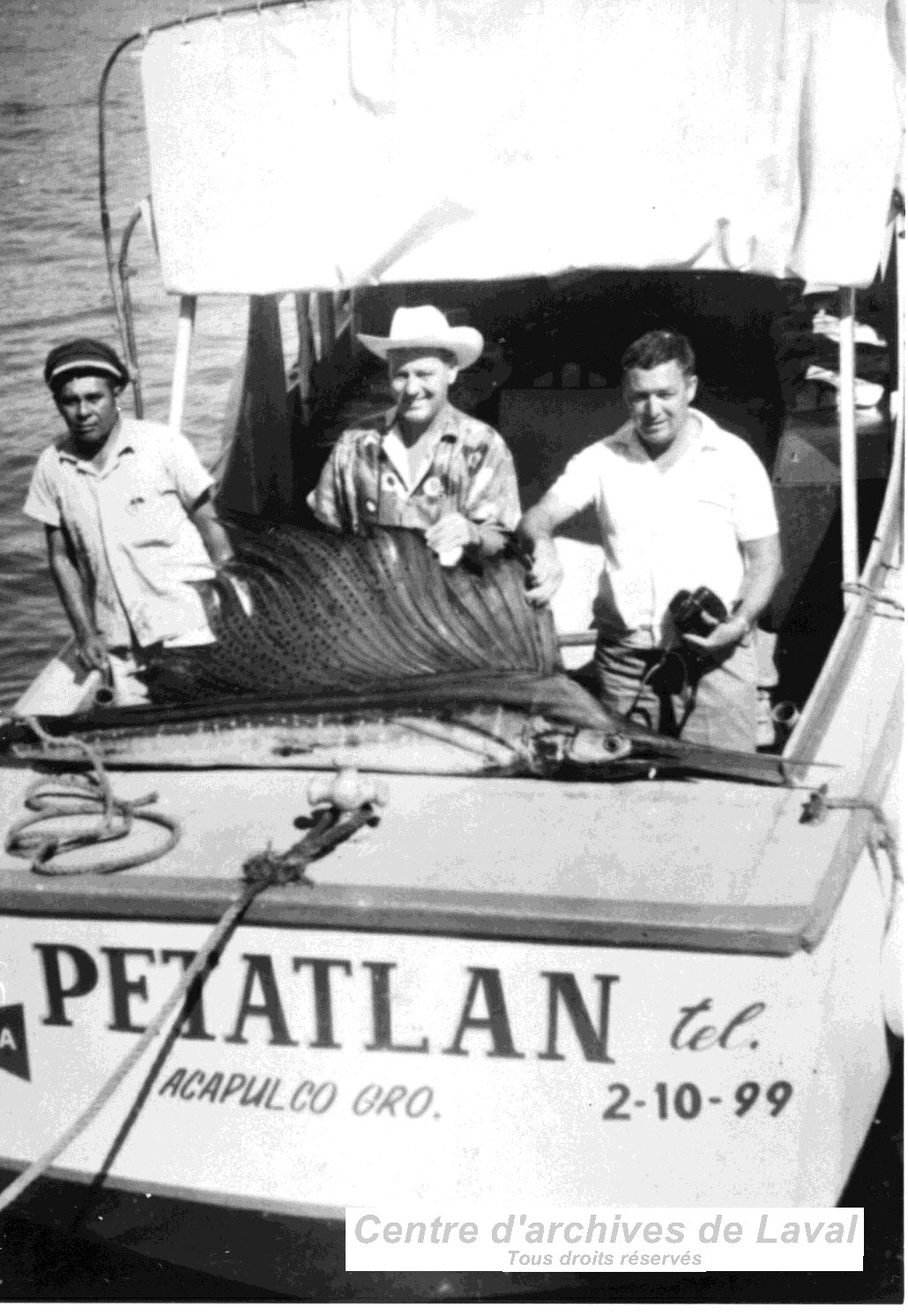 Marcel Bourdages sur un bateau avec sa prise