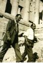 Marcel Bourdages avec une personne non identifiée à l'Acropole en Grèce