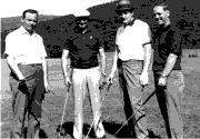 Marcel Bourdages jouant au golf en compagnie de trois personnes non identifiées