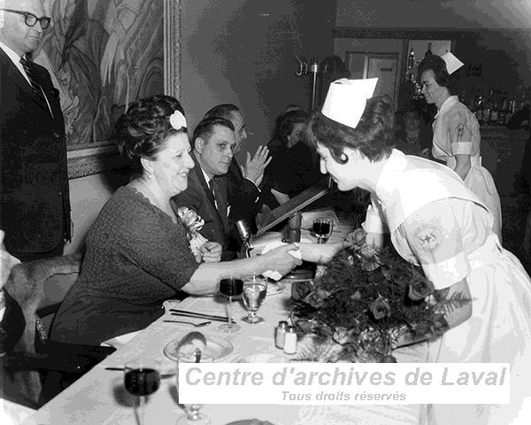 Remise de bouquets de fleurs.