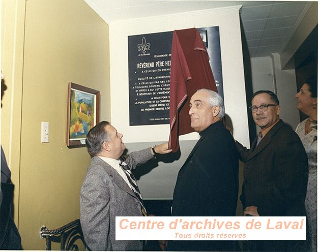 Dvoilement de la plaque commmorative au rvrend pre Hector L. Bertrand.