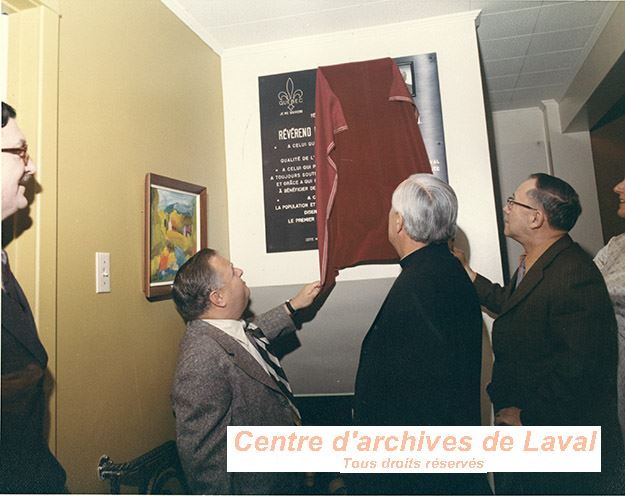 Dvoilement de la plaque commmorative au rvrend pre Hector L. Bertrand.