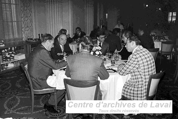 Jean-Nol Lavoie , Grard D. Lvesque, Camil Samson et d'autres collgues partagent un repas au restaurant de l'Assembl nationale