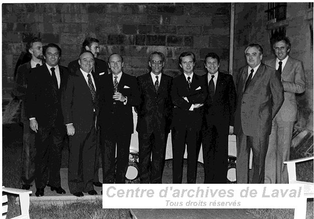 Jean-Nol Lavoie et les membres d'une dlgation officielle en visite  Qubec posent pour la camra