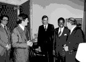 Jean-Noël Lavoie et Raymond Garneau en compagnie de Christian Valentin, député du Sénégal, et de Théodore Mayi-Matip, vice-président de l'Assemblée nationale du Cameroun