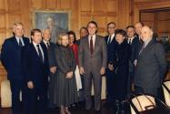 Brian Mulroney entouré de supporters, y compris Jean-Noël Lavoie (à droite), en remerciement pour leur appui aux élections de 1984