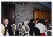 Groupe de femmes durant un repas dans un restaurant prenant place dans un édifice au mur de pierre grise.