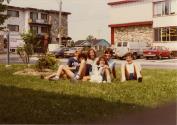Journée cyclo-historique trajet ouest. Six jeunes participants ou spectateurs assis sur le gazon près du Centre communautaire St-Joseph. (22 juillet 1984)