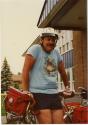 Journée cyclo-historique trajet ouest. Participant accoté sur son vélo devant le Centre communautaire St-Joseph. (22 juillet 1984)