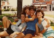 Journée cyclo-historique trajet ouest. Quatre participants se reposant et s'étreignant sur un banc. (22 juillet 1984)