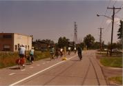 Journée cyclo-historique trajet ouest. Huit participants sur leur vélo sur la piste cyclable. (22 juillet 1984)