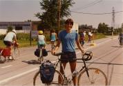 Journée cyclo-historique trajet ouest. Participant derrière son vélo avec d'autres participants sur leur vélo. (22 juillet 1984)