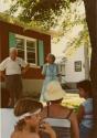 Journée cyclo-historique trajet ouest. Couple de personnes âgées parlant avec des participants. (22 juillet 1984)