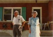 Journée cyclo-historique trajet ouest. Couple de personnes âgées devant leur maison. (22 juillet 1984)