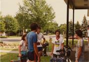Journée cyclo-historique trajet ouest. Cinq participants discutant après leur journée de vélo. (22 juillet 1984)