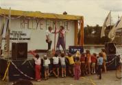Rallye familial de vélo au Centre de la Nature. Deux clowns sur scène performant pour un jeune public. (Août 1984)