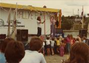 Rallye familial de vélo au Centre de la Nature. Deux clowns sur scène performant pour un jeune public. (Août 1984)