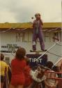Rallye familial de vélo au Centre de la Nature. Un clown sur scène performant pour un jeune public. (Août 1984)