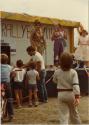Rallye familial de vélo au Centre de la Nature. Quatre personnes d'animation, dont un clown, sur scène. (Août 1984)