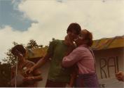 Rallye familial de vélo au Centre de la Nature. Clown embrassant un animateur. (Août 1984)