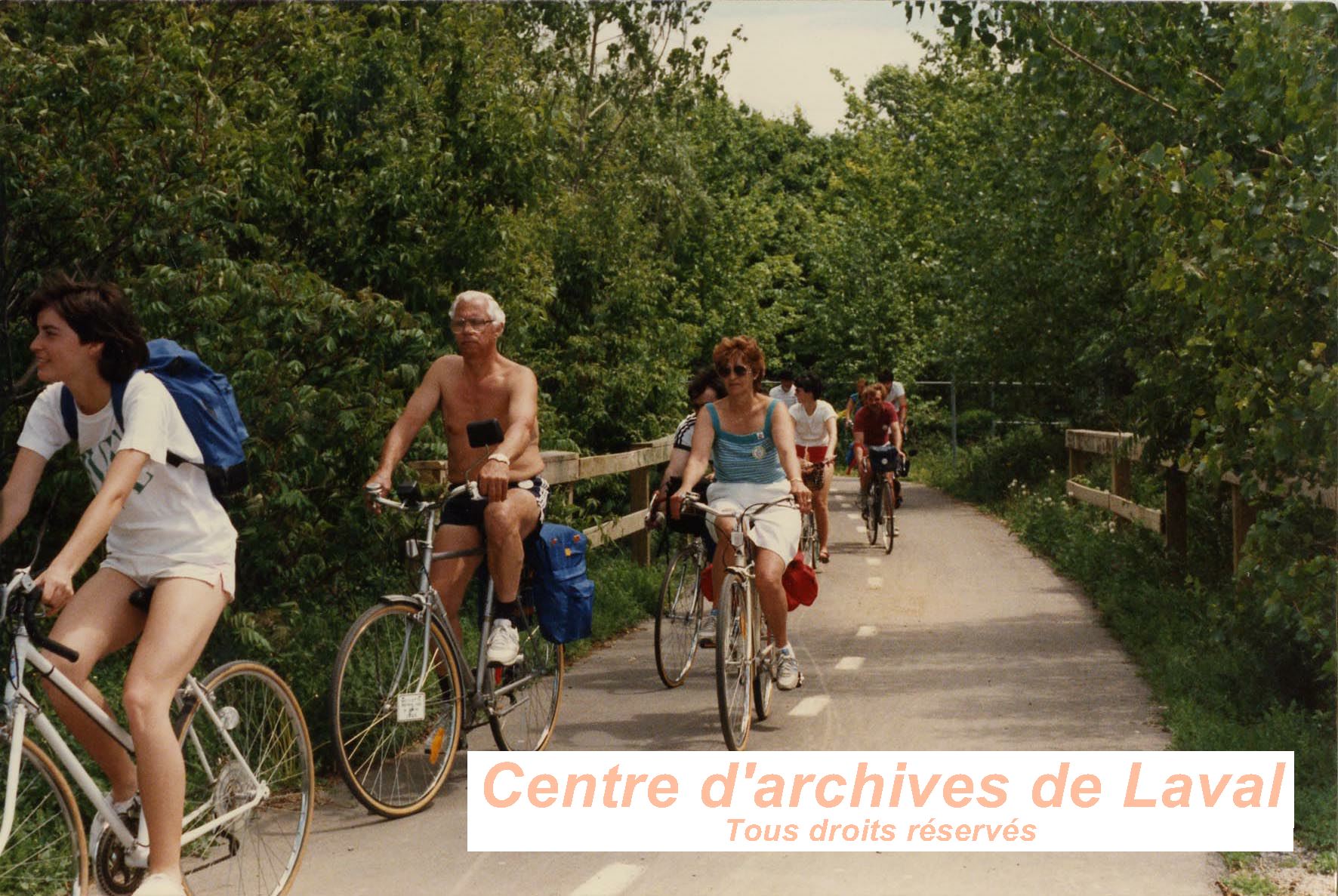 Randonne cycliste. Quelques participants sur leur vlo sur une piste cyclable en fort. [1987]