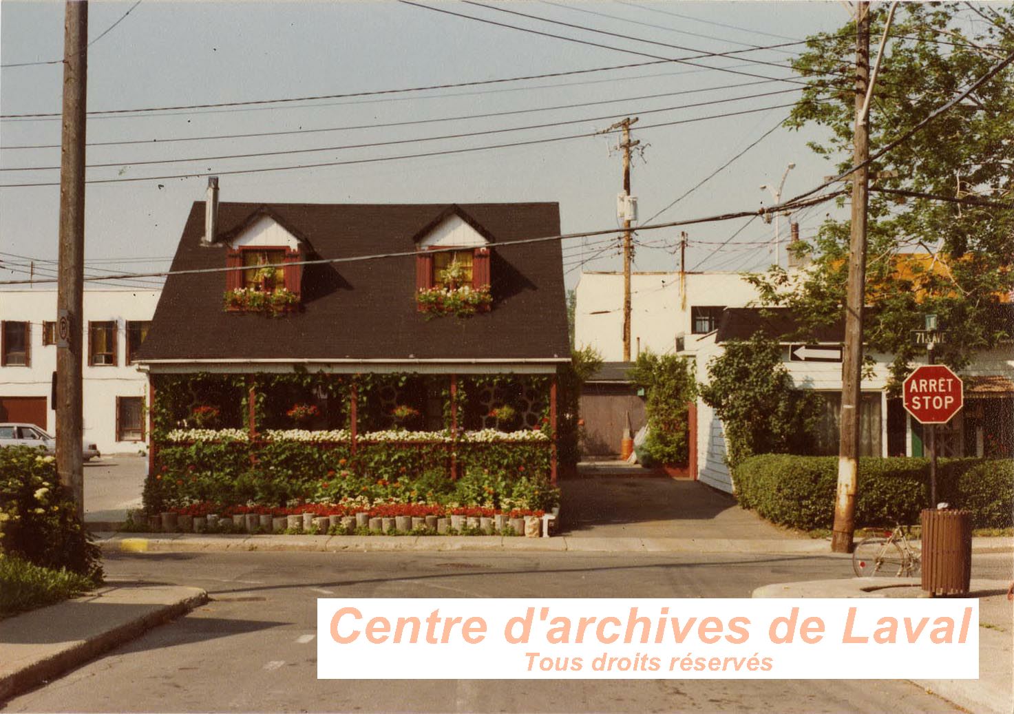 Problmes des pistes cyclables. Piste cyclable devant une jolie maison de la 71e avenue. [1982-1988]